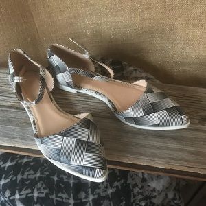 Shoe Dazzle/JustFab Makenda Flats